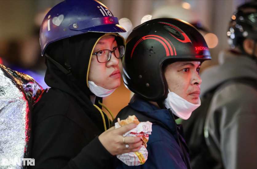 Một số người dân tranh thủ ăn tối trên xe trong thời gian lưu thông qua đoạn kẹt.