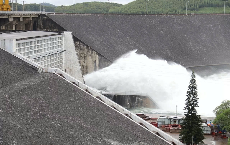 Thủy điện Thác Bà an toàn, lưu lượng nước về hồ đang giảm dần Thuy dien Thac Ba an toan, luu luong nuoc ve ho dang giam dan