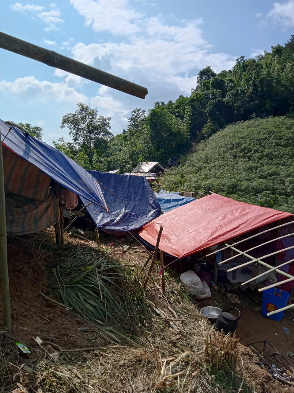 Sau khi tìm được người dân, trưa 11/9, chính quyền xã đã cử lực lượng chức năng vận chuyển lương thực lên hỗ trợ người dân ổn định cuộc sống. Nói về thông tin "cả thôn bị mất tích", Trưởng thôn Vàng Seo Chứ chia sẻ, sau khi cán bộ công an xã và chính quyền tìm được người dân của thôn, họ mừng rỡ và nói rằng, mọi người cứ tưởng cả thôn đã bị lũ cuốn sạt lở mất tích rồi. "Mọi người khi đó ai cũng mừng rỡ. Sau khi tiếp nhận nhu yếu phẩm, chúng tôi được lệnh vẫn tiếp tục cho người dân tạm ổn định, lánh nạn tại khu vực núi cao, sau đó chính quyền mới có phương án để có thể đưa người dân trở về nhà", anh Chứ nói và cho biết, lượng lương thực vẫn đủ cho bà con lánh nạn trong vòng 2 tuần. 