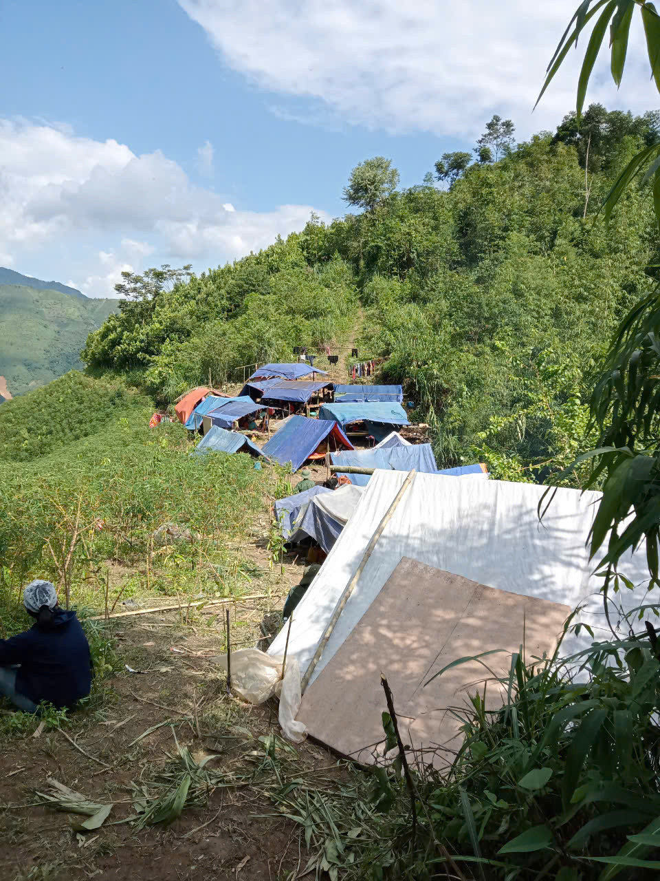 Ngay trong sáng 9/9, toàn bộ 17 hộ dân với 115 nhân khẩu của thôn Kho Vàng dưới sự chỉ huy của Trưởng thôn Vàng Seo Chứ đã di tản lên núi. Tại đây, Trưởng thôn Chứ cùng thanh niên trong thôn dựng 14 chiếc lán bằng bạt. Anh Chứ cũng cho biết, phía dưới khu dân cư anh ở khoảng 4km, là một khu dân cư khác cùng thôn. Tuy nhiên, khu này lại nằm sát bờ sông Chảy, đường đi bị sạt lở nghiêm trọng, điện thoại lại không có sóng, nên anh không thể tiếp cận và thông báo về kế hoạch di dời của mình cho bà con. 