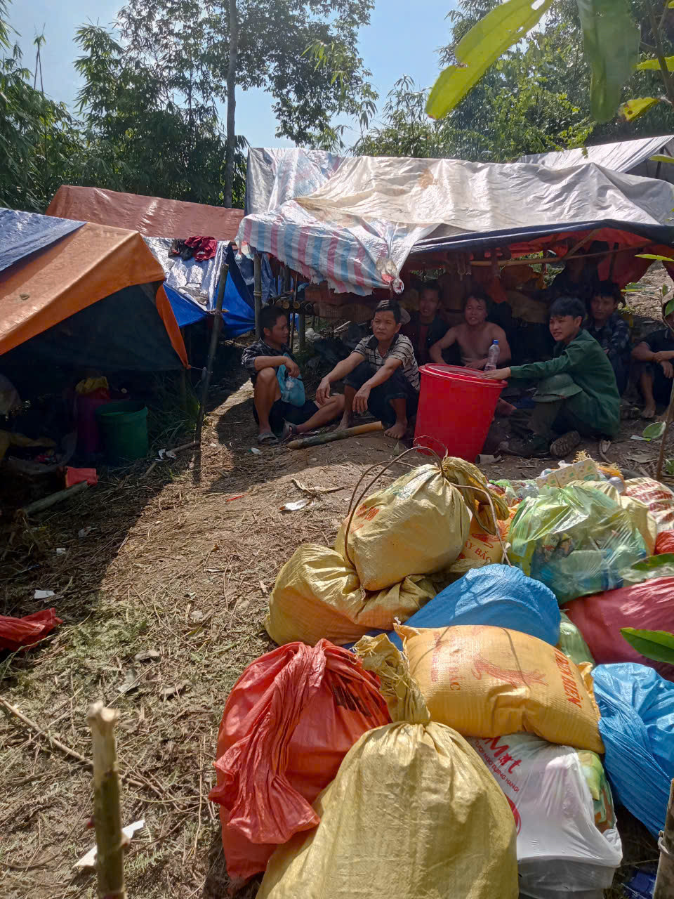 Ngày 10/9, chính quyền xã Cốc Lầu nhận được thông tin thôn Kho Vàng xảy ra sạt lở khiến nhiều người mất tích. Ông Nguyễn Văn Tuấn - Chủ tịch UBND xã Cốc Lầu tìm mọi cách để liên hệ với trưởng thôn Kho Vàng nhưng vẫn bặt vô âm tín. Do đường đi sạt lở nghiêm trọng, địa điểm thôn Kho Vàng bị cô lập, tới trưa 11/9, chính quyền địa phương vượt 15km và đã tìm thấy 17 hộ với 115 người dân thôn Kho Vàng, xã Cốc Lầu, huyện Bắc Hà (Lào Cai) ở trên núi cách thôn 1km.