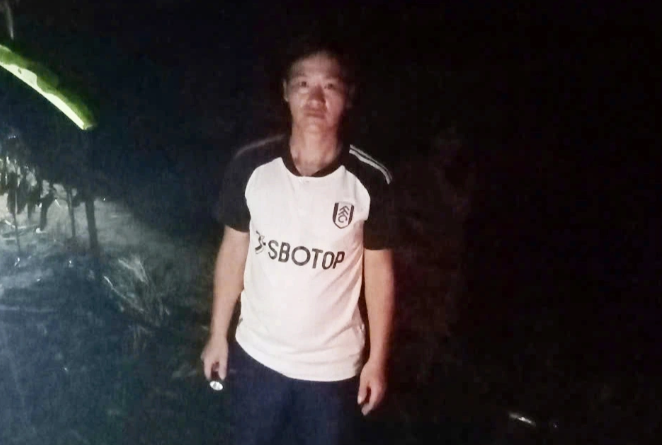 Sáng 9/9, thôn Kho Vàng, xã Cốc Lầu, huyện Bắc Hà (Lào Cai) trời mưa không ngớt. Anh Vàng Seo Chứ (33 tuổi), Trưởng thôn Kho Vàng, rất sốt ruột vì xung quanh có rất nhiều quả đồi đang "no nước", có thể bị sạt lở, đổ sập xuống nhà dân bất cứ lúc nào. "Mưa suốt từ đêm tới sáng, tôi lo lắm. 8h cùng ngày, tôi gọi anh em đi lên đồi để kiểm tra tình hình sạt lở và tìm một quả đồi hoặc núi có vị trí cao, bằng phẳng tính dần phương án di tản bà con. Tới 8h30, mọi người báo rằng sẽ có nguy cơ cao xảy ra sạt lở, tôi gọi ra xã để báo cáo, nhưng điện thoại mất sóng, không thể liên lạc.