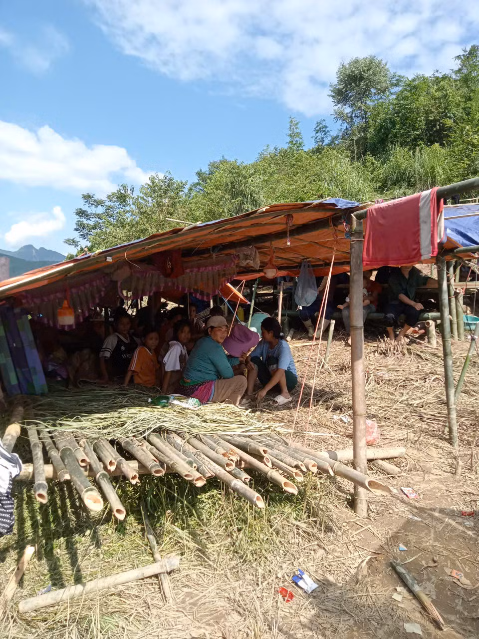 Ông Nguyễn Văn Tuấn - Chủ tịch UBND xã Cốc Lầu (huyện Bắc Hà) cho biết, bản thân ông cũng rất bất ngờ với quyết định sơ tán 115 người dân lên núi lánh nạn của anh Chứ. Chủ tịch UBND xã Cốc Lầu cho hay: "Ban đầu anh em tưởng người dân vẫn ở trong nhà, hoặc có biện pháp nào khác, chứ không ngờ tới việc anh Chứ đưa toàn bộ 115 người lên núi lánh nạn như vậy. Quả thực là một quyết định táo bạo". 