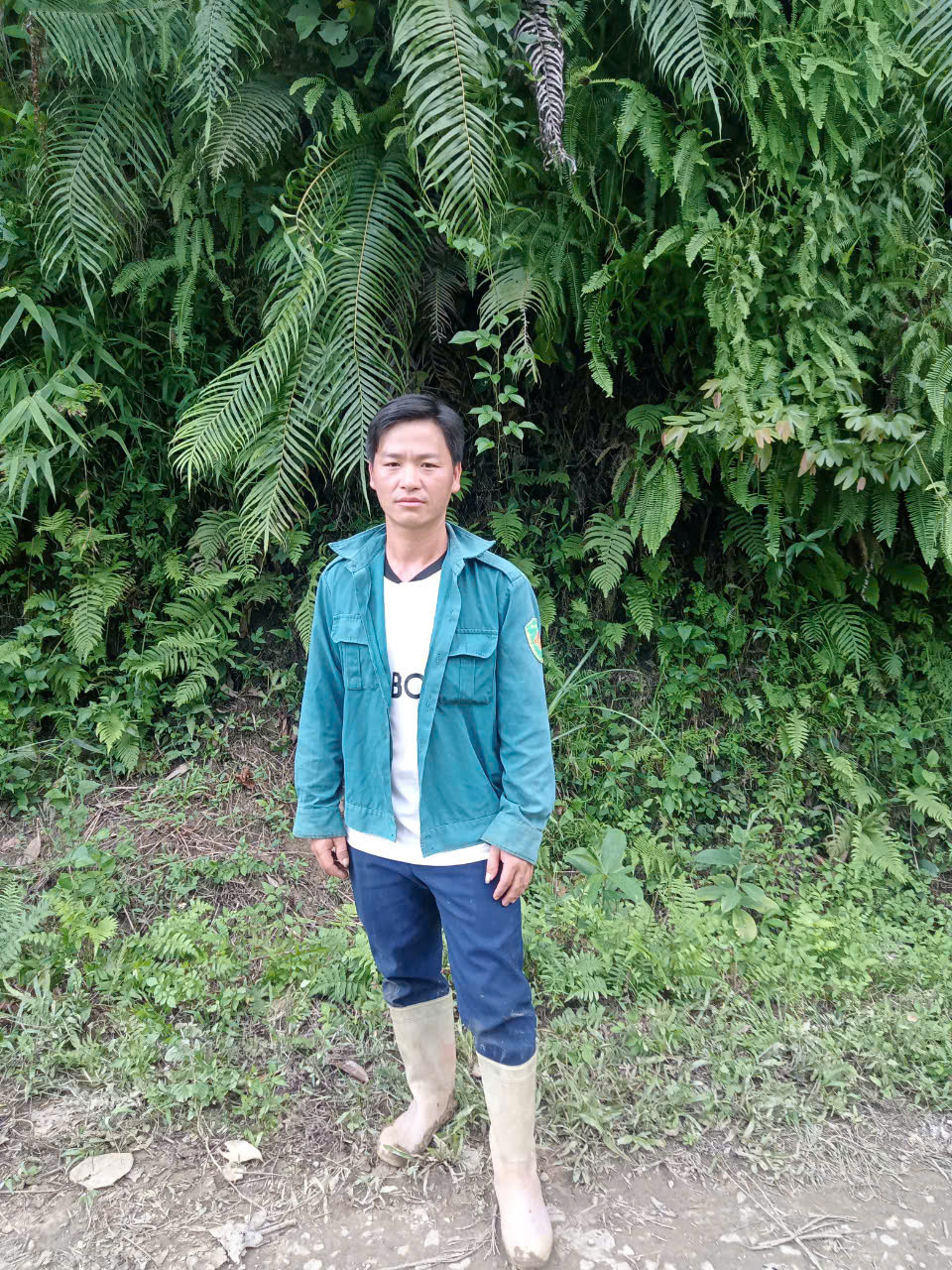 Anh Chứ cho biết thêm, tới 9h, lúc này mưa vẫn không ngừng trút xuống, anh liền quyết định di tản toàn bộ 17 hộ dân với 115 người trong thôn lên một quả núi cách thôn 1km. Việc di tản diễn ra nhanh nhất có thể, mọi người trong thôn trước đó cũng đã được chính quyền thông báo về việc này.