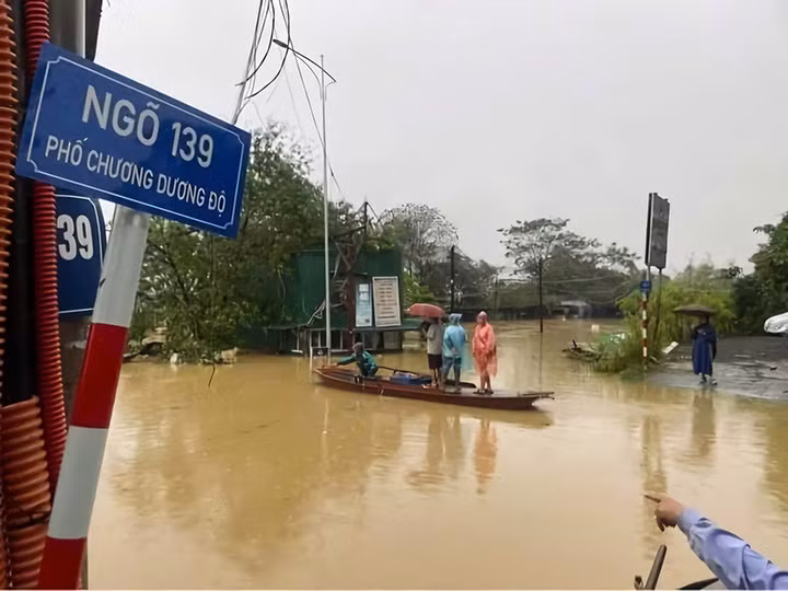 Có mặt ở một số địa điểm như phố Chương Dương Độ, PV ghi nhận nhiều điểm nước ngập sâu khiến việc đi lại trở nên vô cùng khó khăn. Thậm chí nhiều nơi chỉ có thê di chuyển bằng thuyền. 