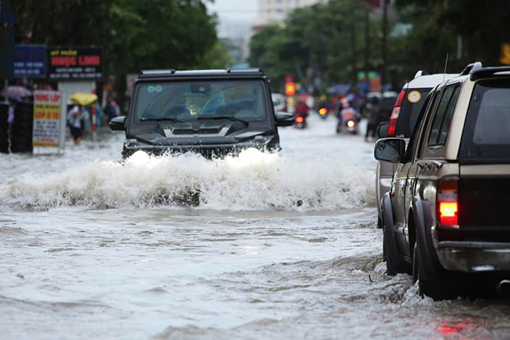 Nước dâng cao khiến ô tô gầm cao cũng di chuyển khó khăn.