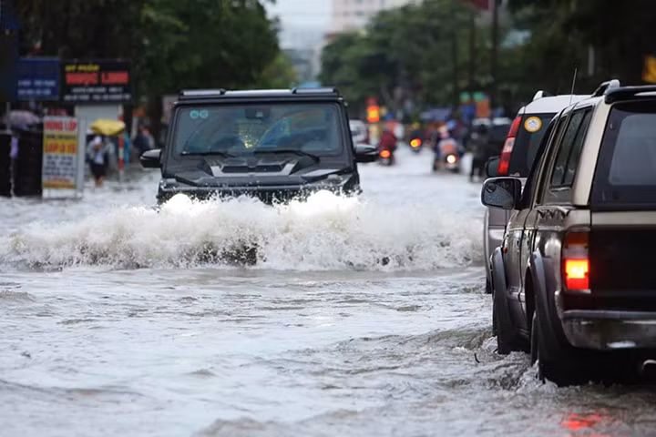Nước dâng cao khiến ô tô gầm cao cũng di chuyển khó khăn.
