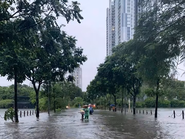 Ngoài ra do nước sông Tích, Sông Bùi và các phụ lưu của sông Hồng dâng nhanh nên một số tuyến phố trong nội đô xảy ra tình trạng úng lụt. 
