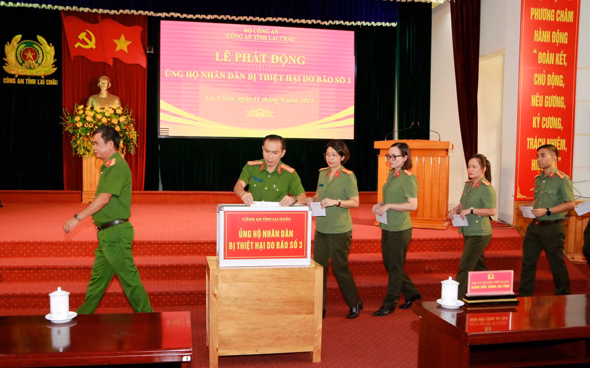 Công an Lai Châu ủng hộ gần 500 triệu cho đồng bào vùng bão lũ - Hình 2 Cong an Lai Chau ung ho gan 500 trieu cho dong bao vung bao lu-Hinh-2