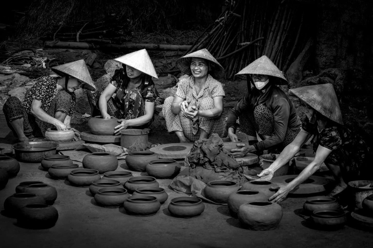 “Những bức ảnh trao gửi yêu thương” gây quỹ ủng hộ đồng bào bị bão lũ - Hình 4 “Nhung buc anh trao gui yeu thuong” gay quy ung ho dong bao bi bao lu-Hinh-4