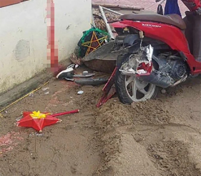 Lúc này, do chồng bà H. đã đón con về trước đó nên bà H. chạy ô tô vào trường để quay đầu xe. Quá trình quay đầu, ô tô của bà H. bất ngờ lùi đâm trúng xe máy của mẹ con cháu B.Tr. - học sinh lớp 6C - ngay phía sau. Cú tông mạnh khiến cháu Tr. ngã văng vào tường nhà bảo vệ. Sau khi xảy ra tai nạn, mẹ cháu bé cùng người dân đưa cháu đi cấp cứu nhưng cháu không qua khỏi. Được biết, bà H. đang là giáo viên một trường THPT ở Thanh Chương. Bà H. mới học lái xe được khoảng một tháng. 