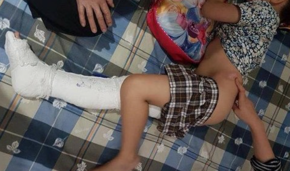 Khi vào đến sân trường, xe taxi tông trúng em Trần Chí Kiên đang chơi đùa chạy về phía đầu xe. Vụ việc xảy ra, tài xế dừng lại để bà Ngọc đi thẳng vào phòng Hội đồng; còn bà Hương dìu cháu Kiên và cùng bảo vệ đưa lên phòng chức năng để thăm khám. Lái xe taxi sau đó do chưa biết hậu quả nên đi ra khỏi trường. Vụ tai nạn khiến em Kiên gãy chân. Tuy nhiên, bà Ngọc không thừa nhận xe chở mình gây tai nạn cho học sinh. Bà phát phiếu thăm dò ý kiến để mượn danh tập thể che giấu vi phạm của mình. Vụ việc chỉ dần sáng tỏ khi các phương tiện thông tin đại chúng phản ánh. 