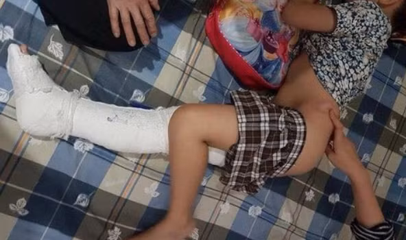 Khi vào đến sân trường, xe taxi tông trúng em Trần Chí Kiên đang chơi đùa chạy về phía đầu xe. Vụ việc xảy ra, tài xế dừng lại để bà Ngọc đi thẳng vào phòng Hội đồng; còn bà Hương dìu cháu Kiên và cùng bảo vệ đưa lên phòng chức năng để thăm khám. Lái xe taxi sau đó do chưa biết hậu quả nên đi ra khỏi trường. Vụ tai nạn khiến em Kiên gãy chân. Tuy nhiên, bà Ngọc không thừa nhận xe chở mình gây tai nạn cho học sinh. Bà phát phiếu thăm dò ý kiến để mượn danh tập thể che giấu vi phạm của mình. Vụ việc chỉ dần sáng tỏ khi các phương tiện thông tin đại chúng phản ánh. 