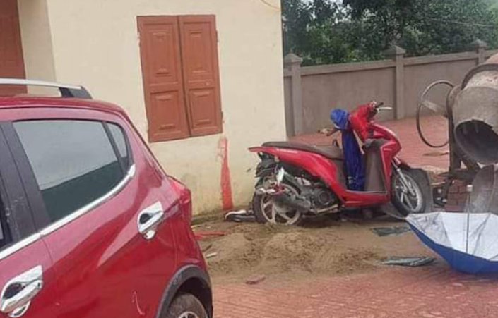  Một phụ nữ lùi ô tô bất cẩn khiến nữ sinh lớp 6 tử vong trong sân trường: Chiều 28/9/2023, thông tin từ Ban giám hiệu Trường THCS Thanh Dương, huyện Thanh Chương, Nghệ An cho biết một học sinh lớp 6 của trường vừa tử vong do một người lùi ô tô trong sân trường. Thông tin ban đầu, khoảng 11h30 sáng cùng ngày, bà N.T.H. đến Trường THCS Thanh Dương đón con. 