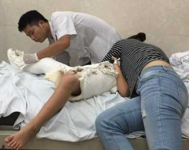  Học sinh bị taxi chở Hiệu trưởng tông gãy chân trong sân trường: Ngày 1/12/2016, bà Tạ Thị Bích Ngọc, Hiệu trưởng Trường Tiểu học Nam Trung Yên (quận Cầu Giấy, TP Hà Nội) và Phó Hiệu trưởng Nguyễn Thị Hương gọi taxi đưa bà Ngọc đi khám tại Bệnh viện Việt Đức. Khám xong, cả hai lên taxi BS: 30A – 702.54 do ông Trần Quốc Tuấn điều khiển chở về trường. Về đến cổng sau, bà Hương điện thoại cho bảo vệ trường mở cửa để taxi đi vào. 