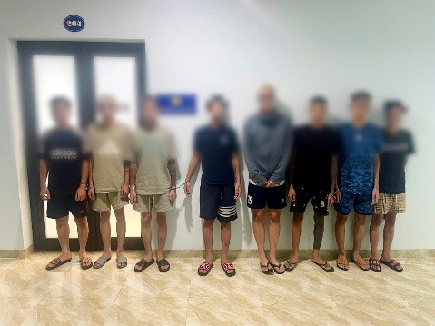 Bắt nhóm đối tượng mang theo hung khí, gây rối trật tự công cộng Bat nhom doi tuong mang theo hung khi, gay roi trat tu cong cong