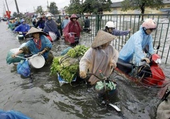  Hà Nội hóa thành sông trong trận "đại hồng thủy" năm 2008: Từ đêm 30/10/2008, Hà Nội cùng nhiều tỉnh ở miền Bắc phải hứng chịu trận mưa lớn nhất trong lịch sử 100 năm, gây lũ lụt trên diện rộng. Đợt mưa lớn vượt quá mọi dự báo và trái mùa này đã gây ra một trận lụt lịch sử ở Hà Nội. Chỉ sau đêm mưa đầu tiên, nhiều khu vực trong nội ngoại thành Hà Nội đã ngập sâu. Cơn mưa lớn kéo dài tới 4/11/2008 mới chấm dứt, khiến thủ đô chìm trong biển nước. (Hình ảnh lũ lụt tại Hà Nội)