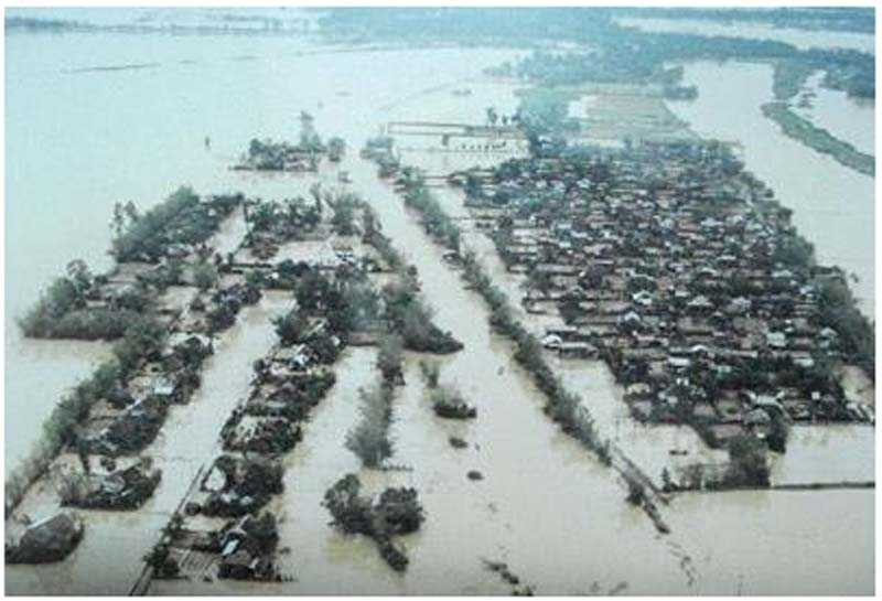  Trận lụt lịch sử năm 1999 nhấn chìm cố đô Huế: Sáng 1/11/1999, miền Trung bắt đầu đổ mưa. Cơn mưa nặng hạt dần và kéo dài suốt 1 tuần (đến 6/11 mới dừng hẳn), gây ra lũ lụt nghiêm trọng, nhấn chìm nhiều huyện, thị xã thuộc 10 tỉnh thành miền Trung. 595 người chết trong mưa lũ. Hơn 41.000 ngôi nhà bị hủy hoại. Thiệt hại tài sản lên đến gần 3.800 tỷ đồng. 