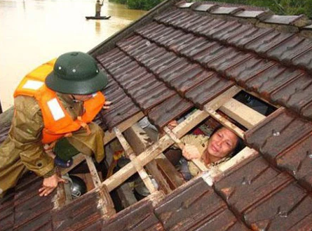  Lũ lụt ở miền Trung năm 2011: Từ giữa tháng 10/2011, liên tiếp xảy ra các trận lụt ở miền Trung làm 55 người chết. Nước lụt đã nhấn chìm khoảng 170.000 căn nhà và 23.700 ha rau màu. Tỉnh thiệt hại nặng nề nhất là Quảng Bình. Cơ quan chức năng đã sơ tán khoảng 7.200 người ra khỏi khu vực nguy hiểm. (Ảnh minh họa, nguồn internet)