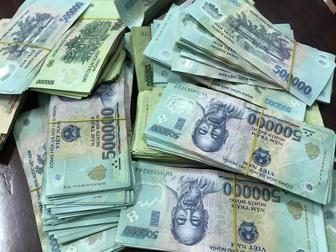 Đối tượng nam giới trong nhóm cướp do gãy chân nên được đưa đi cấp cứu.. Tại bệnh viện, công an làm rõ đối tượng tham gia vụ cướp là Khúc Ngọc Đoàn (SN 2003, trú tại Hưng Hà, Thái Bình). Đoàn xác nhận mình là 1 trong 5 đối tượng tham gia vụ cướp, chiếc túi của người chúng nhắm đến có 8 tỷ đồng. Tuy nhiên, Đoàn mới chỉ gặp đồng bọn được vài ngày, không biết rõ ai với ai. Đoàn chỉ nhớ trong nhóm có đối tượng tên Điển cũng là người Thái Bình. Ngoài ra Đoàn cho biết, có 1 đối tượng khác thường gọi là Hoàng Keanam. (Ảnh minh họa, nguồn internet)