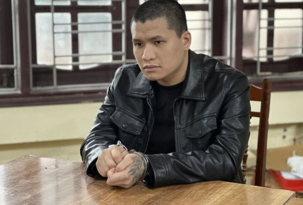 Khai thác nóng, công an biết được Sơn đang ở một mình tại phòng trọ 203 và có mang theo 4 khẩu súng cùng nhiều viên đạn. Tạo tình huống kéo Sơn ra gần cửa, lực lượng công an đã xông vào bắt gọn đối tượng này. Khám xét tại chỗ, công an thu giữ 4 khẩu súng, hàng chục viên đạn. Tại cơ quan điều tra, các đối tượng khai nhận đã dựng lên màn kịch đổi tiền để lừa nữ giám đốc công ty BĐS đến Ecopark rồi ra tay cướp tài sản. Về số súng, các đối tượng khai mua trên mạng xã hội. Trong đó, có 2 khẩu, sau khi thỏa thuận với người bán, nhóm Sơn hẹn địa điểm "giao hàng". Khi người bán súng đến nơi, nhóm Sơn dùng 2 khẩu súng đã mua trước đó uy hiếp và cướp luôn 2 khẩu súng từ kẻ bán. (Ảnh đối tượng Sơn) 