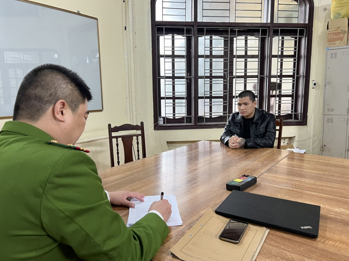 Trong vụ án này, Sơn là đối tượng có vai trò chủ mưu. Được biết, Sơn vốn là trẻ mồ côi được nhận nuôi. Tuy nhiên, khi ý thức được mình là con nuôi, Sơn đã thay đổi, bỏ học, bỏ nhà đi lang bạt và nhiều lần phạm tội. Trong số 5 đối tượng, Công an tỉnh Hưng Yên đã bắt giữ thành công 4 tên. Riêng đối tượng tên Điển sau thời gian truy xét chưa xác định được nơi lẩn trốn nên cơ quan công an đã tách riêng, ra quyết định truy nã.