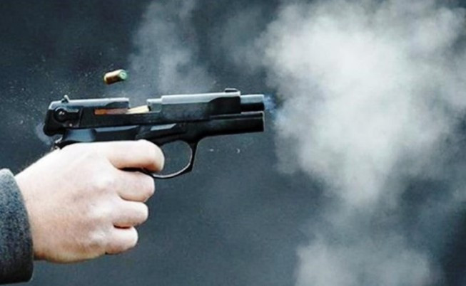 Sau khi lấy được túi, cả nhóm 5 người đã nhanh chóng rời đi. Tuy nhiên, phía nhóm khách tới sau không chịu thua, tiến hành truy đuổi. Ngay lập tức, vài tiếng súng vang lên, một người trong nhóm bị cướp trúng đạn, ngã xuống. Cả quán cà phê hoảng loạn. Khi chạy tới cầu thang, đối tượng cầm chiếc túi vừa cướp được bất ngờ bị ngã, chân gãy lìa khiến gã không thể di chuyển được. Bốn đối tượng còn lại đã nhanh chóng rời hiện trường, bỏ lại đồng bọn đang đau đớn và bị khống chế. (Ảnh minh họa, nguồn internet) 