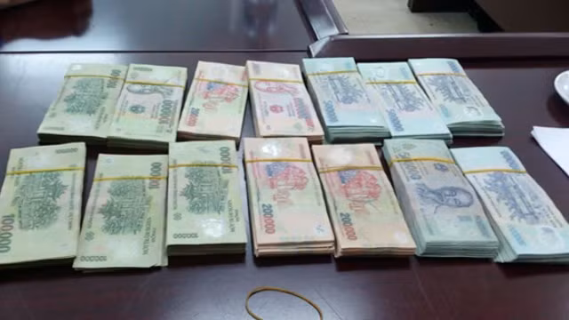 Hai anh em Nguyên thuê Nguyễn Quốc Thanh (37 tuổi, trú TP Cần Thơ) và Lý Minh Chánh (46 tuổi, sống lang thang) thực hiện việc bắt cóc anh C với giá 300 triệu đồng một người. Để mưu đồ thành công, nhóm đối tượng đã tìm thuê 2 căn nhà, một ở Hậu Giang nhằm dụ anh C. đến, một căn ở Vĩnh Long để khi bắt được sẽ đưa anh C. về đây giam giữ, đòi tiền. Mặc dù đã lên kế hoạch hết sức chi tiết, bài bản, thế nhưng những kẻ bắt cóc đã không thể thoát được sự truy lùng của Công an tỉnh Hậu Giang. Cuối cùng, những kẻ "liều mạng" này sẽ phải trả cái giá xứng đáng về hành vi mình gây ra. (Ảnh minh họa, nguồn internet)