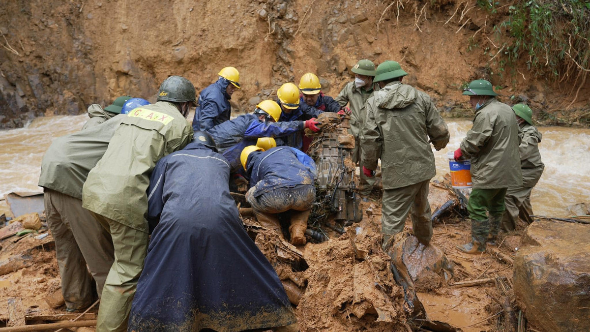 Tìm thấy 32 thi thể trong vụ sạt lở vùi lấp nhiều phương tiện Tim thay 32 thi the trong vu sat lo vui lap nhieu phuong tien