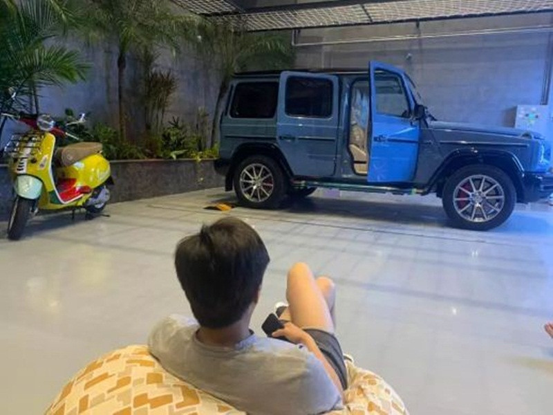 Nữ ca sĩ gốc Tày được chồng chiều chuộng. Từ sau đám cưới, Cường Đô la tặng không ít món quà khủng cho Đàm Thu Trang như đồng hồ 250 triệu, siêu xe 12 tỷ.