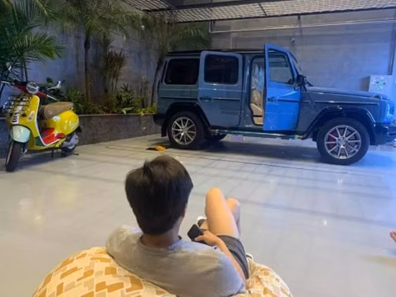 Nữ ca sĩ gốc Tày được chồng chiều chuộng. Từ sau đám cưới, Cường Đô la tặng không ít món quà khủng cho Đàm Thu Trang như đồng hồ 250 triệu, siêu xe 12 tỷ.