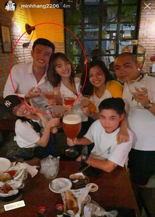 Năm 2020, Minh Hằng và Quốc Trường từng vai kề vai trong buổi tụ tập với bạn bè.