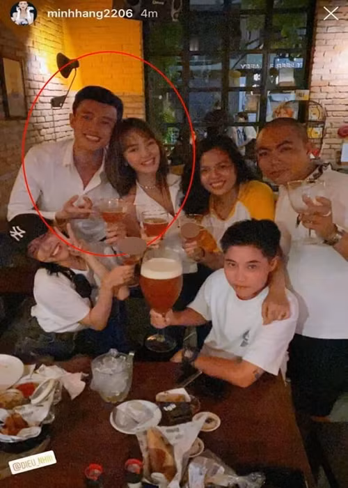 Năm 2020, Minh Hằng và Quốc Trường từng vai kề vai trong buổi tụ tập với bạn bè.