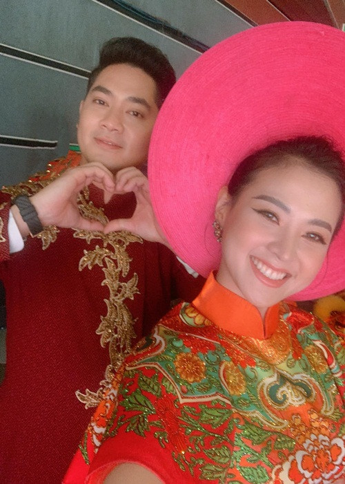 Thiên Hương là ca sĩ, kém Minh Luân 8 tuổi. Chia sẻ trên Zing, Thiên Hương cho biết, đầu năm 2020, cô nhận lời làm bạn gái của Minh Luân sau 2 năm làm bạn.