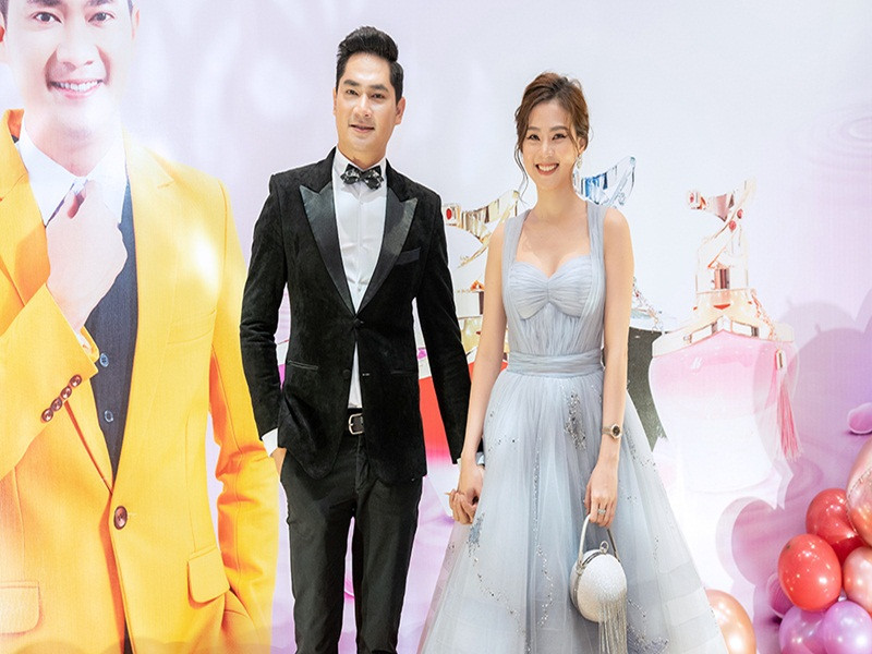 Về bạn gái kém 8 tuổi, Minh Luân chia sẻ trên Dân Việt, Thiên Hương là cô gái dịu dàng, hiền lành và biết chia sẻ với anh trong cả công việc và cuộc sống.