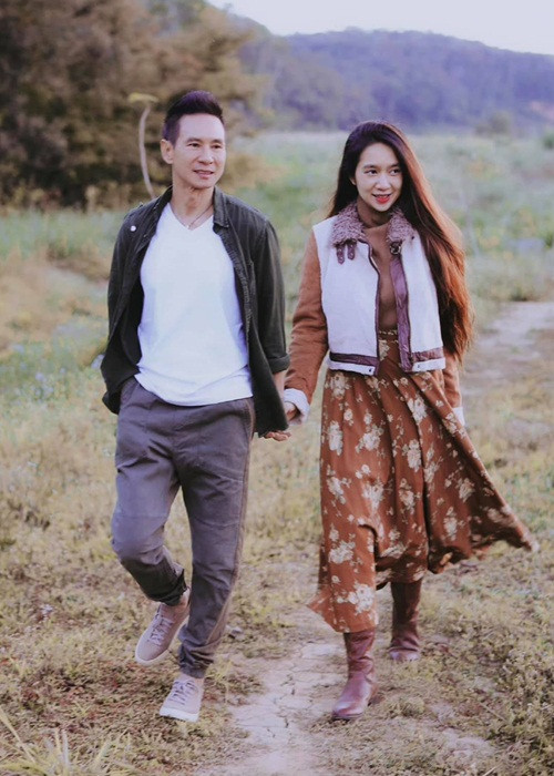 Lý Hải hết lòng ca ngợi Minh Hà trên báo chí. Anh cho biết, bà xã rất giỏi, nhờ có cô công việc của anh mới trôi chảy và phát triển như vậy. "Nếu tôi gặp một cô vợ xinh đẹp, hiền lành nhưng không giỏi giang, tôi sẽ khổ rất nhiều", Lý Hải chia sẻ.