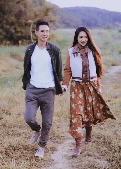 Lý Hải hết lòng ca ngợi Minh Hà trên báo chí. Anh cho biết, bà xã rất giỏi, nhờ có cô công việc của anh mới trôi chảy và phát triển như vậy. "Nếu tôi gặp một cô vợ xinh đẹp, hiền lành nhưng không giỏi giang, tôi sẽ khổ rất nhiều", Lý Hải chia sẻ.