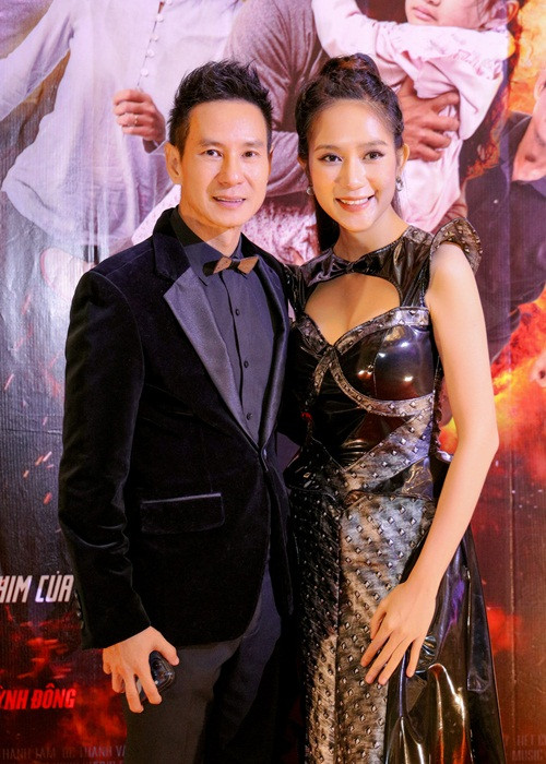 Từng 4 lần sinh nở, bà xã của Lý Hải vẫn giữ được vóc dáng thon gọn, ngày càng đẹp mặn mà.