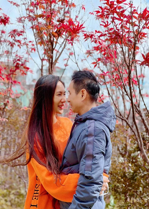 Lý Hải thừa nhận anh là người khô khan không biết chiều chuộng, tặng hoa cho vợ nhưng anh là người rất tâm lý. Cặp đôi đi du lịch và shopping thường xuyên. Đó là cách Lý Hải hâm nóng tình cảm và bù lại những mất mát cho bà xã.