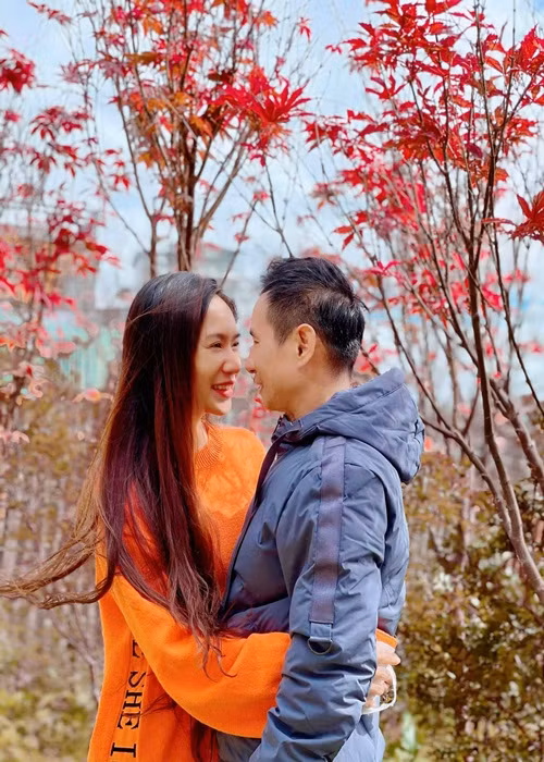 Lý Hải thừa nhận anh là người khô khan không biết chiều chuộng, tặng hoa cho vợ nhưng anh là người rất tâm lý. Cặp đôi đi du lịch và shopping thường xuyên. Đó là cách Lý Hải hâm nóng tình cảm và bù lại những mất mát cho bà xã.