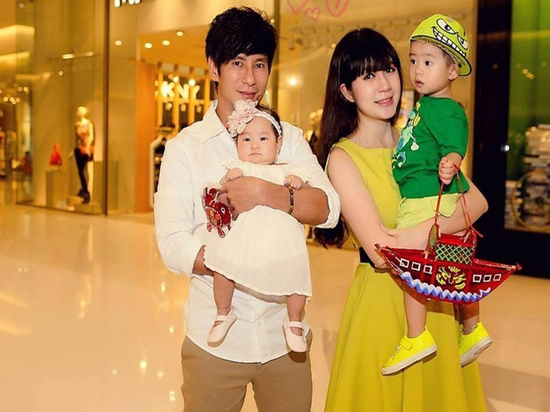 Bé Rio tên thật là Nguyễn Hạo Nhiên, 10 tuổi. Cậu nhóc được khen ngợi bởi sự chững chạc, thông minh, chăm học. Bé Cherry tên thật là Nguyễn Hà Hải My, sinh năm 2013, có sở thích học ngoại ngữ và vẽ tranh giống anh trai.