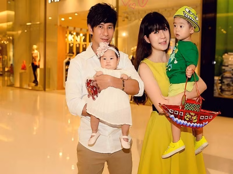 Bé Rio tên thật là Nguyễn Hạo Nhiên, 10 tuổi. Cậu nhóc được khen ngợi bởi sự chững chạc, thông minh, chăm học. Bé Cherry tên thật là Nguyễn Hà Hải My, sinh năm 2013, có sở thích học ngoại ngữ và vẽ tranh giống anh trai.