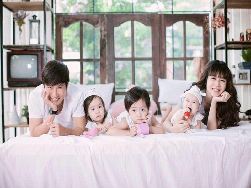 Kém bé Cherry một tuổi, bé Sunny tên thật là Nguyễn Tuệ Minh. Cô nhóc hiếu động, bám bố và thích làm vườn cùng mẹ.