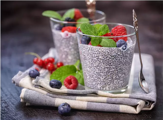 Bánh pudding, món tráng miệng hoặc đồ uống có hạt Chia là những món ăn lành mạnh. Hạt Chia chứa nhiều chất chống oxy hóa, chất xơ và ít calo giúp làm chậm quá trình tiêu hóa và giảm cảm giác đói.