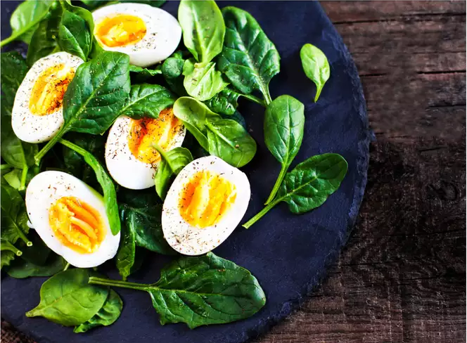 Một quả trứng có khoảng 6 gram protein và 72 calo. Với hàm lượng dinh dưỡng cao, trứng có thể giúp bạn no lâu hơn. Thậm chí, theo các nghiên cứu, ăn trứng vào bữa sáng có thể giúp bạn no lâu và giảm cơn đói.