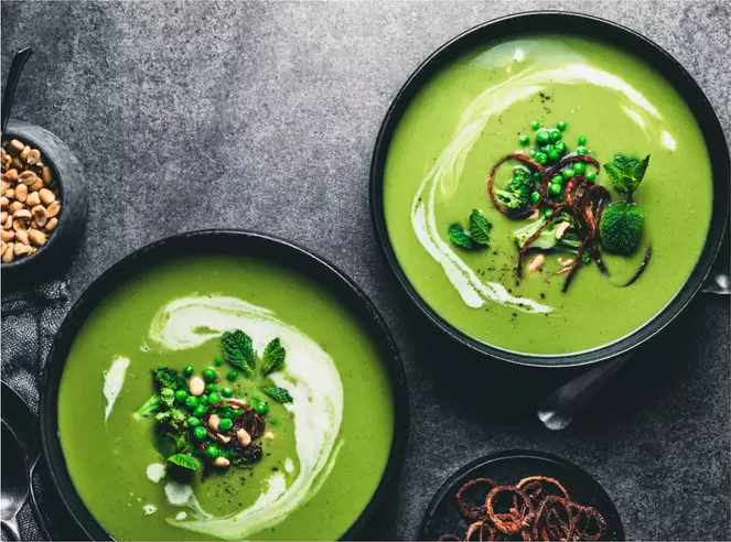 Súp là một trong những món khai vị tạo cảm giác no nhất. Theo các nghiên cứu, ăn 1 bát súp trước khi ăn giúp giảm đáng kể lượng calo hấp thụ và giảm cảm giác thèm ăn. Ngoài ra, thực phẩm ít calo này cũng rất giàu chất dinh dưỡng giúp bổ sung dinh dưỡng và năng lượng cho cơ thể.