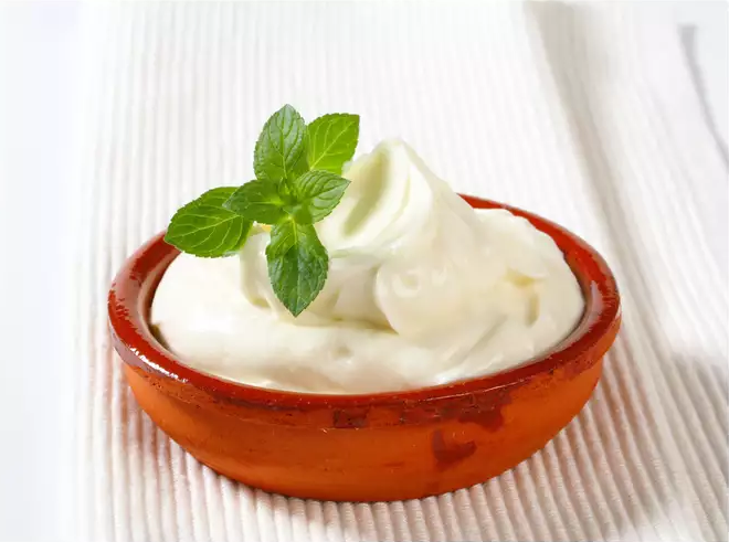 Sữa chua Hy Lạp giúp bạn no lâu, hạn chế cảm giác thèm ăn và hỗ trợ giảm cân. Hơn nữa, khoảng 100 gam sữa chua Hy Lạp có 59 calo và khoảng 10 gram protein. 