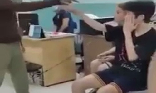 Nghi trộm cắp, hai thiếu niên bị đánh trong phòng giám thị trường học Nghi trom cap, hai thieu nien bi danh trong phong giam thi truong hoc