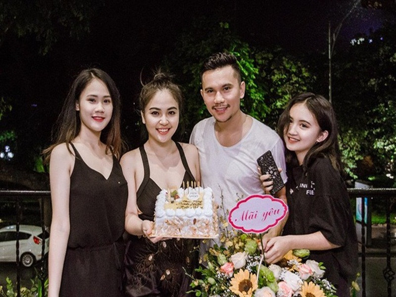 Lam Trang có mối quan hệ tốt đẹp với 3 cô con gái của Tú Dưa. Linh Nhi cho biết, ngoài bố, Lam Trang là người luôn sát sao và đồng hành cùng cô trên con đường học tập, định hướng nghệ thuật.