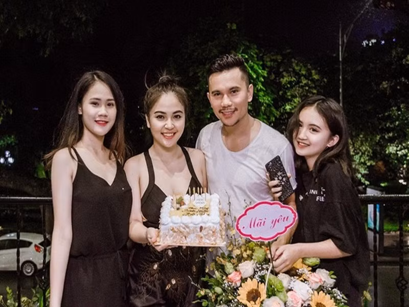 Lam Trang có mối quan hệ tốt đẹp với 3 cô con gái của Tú Dưa. Linh Nhi cho biết, ngoài bố, Lam Trang là người luôn sát sao và đồng hành cùng cô trên con đường học tập, định hướng nghệ thuật.